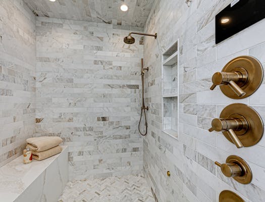 Tiled walkin shower.